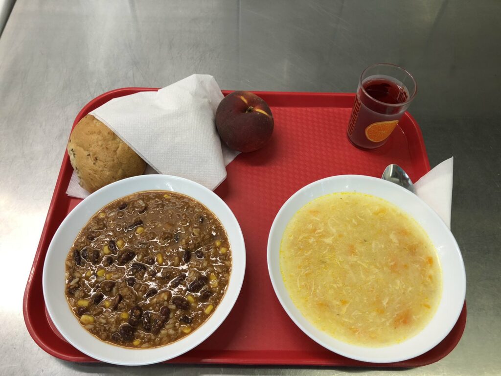 KRUPICOVÁ POLÉVKA S VEJCI, FAZOLOVÉ RAGÚ, DALAMÁNEK, OVOCE, ČAJ